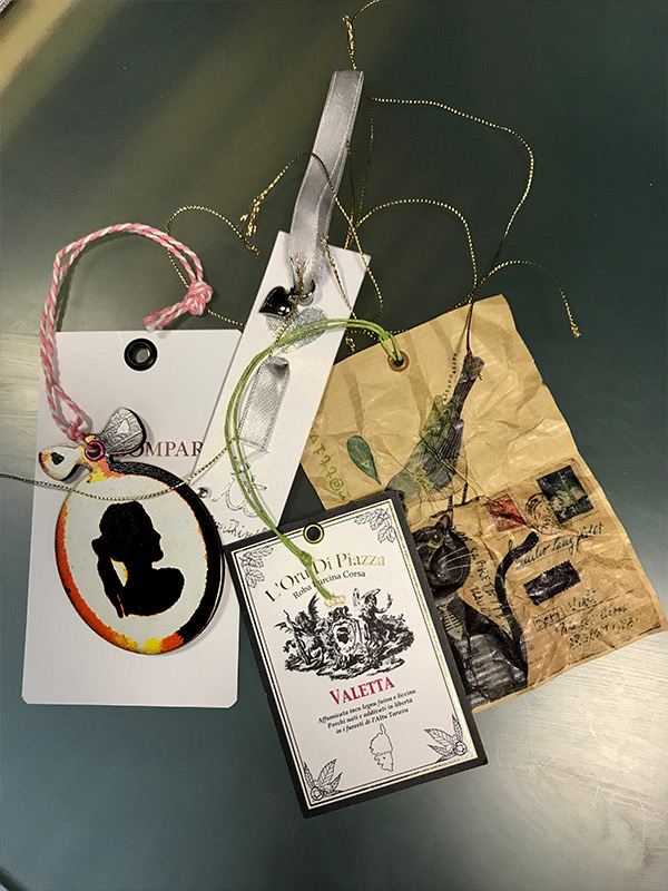 Hand tag avec accessoires, oeillets, cordons, pièces en métal